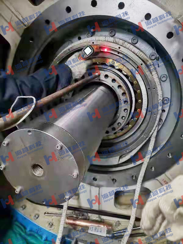 140m高風(fēng)電塔旋轉(zhuǎn)軸承檢修，軸承的熱拆熱裝。 軸承直徑約300mm，熱拆溫度80℃。現(xiàn)場實(shí)際只纏繞1-2圈即可拆下。